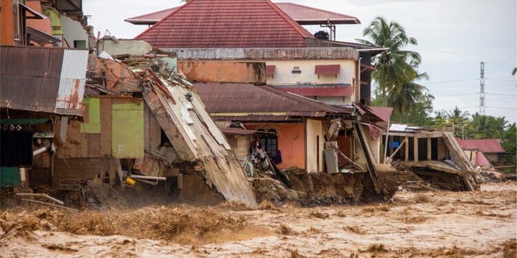 ইন্দোনেশিয়ায় ভূমিধস ও বন্যায় মৃত্যু ২০০ ছাড়াল