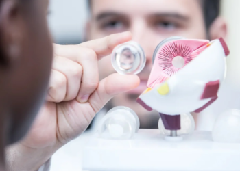 বিশ্বের প্রায় অর্ধেক মানুষ ক্ষীণদৃষ্টিতে ভুগতে পারেন: গবেষণা