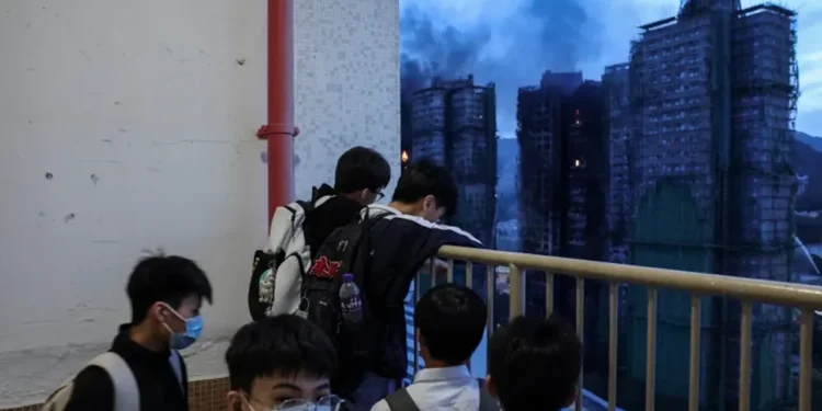 হংকংয়ে অগ্নিকাণ্ডে মৃত্যু বেড়ে ৭৫