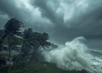 রাত ১টার মধ্যে দশ জেলায় ৬০ কিলোমিটার বেগে ঝড়ের আভাস