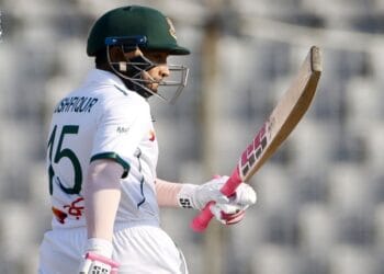 শততম টেস্টে শতক হাঁকিয়ে ইতিহাস গড়লেন মুশফিক