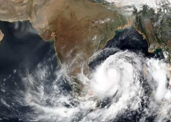 পায়রা থেকে ১৯৬০ কিমি দূরে নিম্নচাপ, বাতাসের গতিবেগ ৪০ কিমি