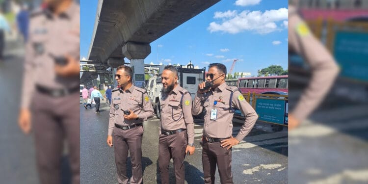 নতুন পোশাকে পুলিশ, কী বলছেন নেটিজেনরা?