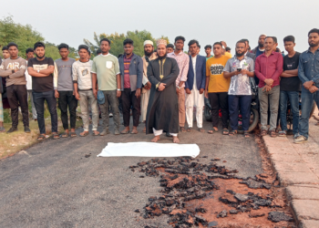 সড়কের ‘জানাজা’ পড়লেন স্থানীয়রা