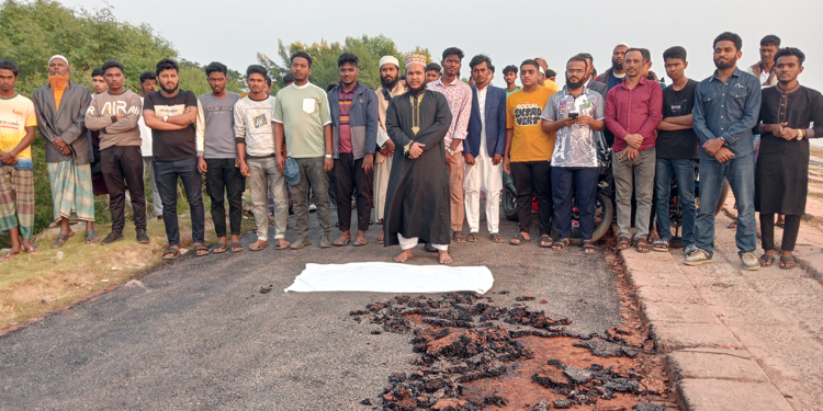 সড়কের ‘জানাজা’ পড়লেন স্থানীয়রা