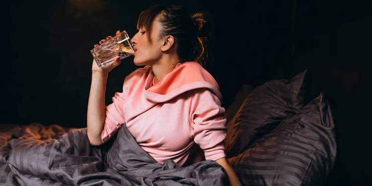 রাতে ঘুমানোর আগে পানি খাওয়া ভালো নাকি খারাপ? জেনে নিন