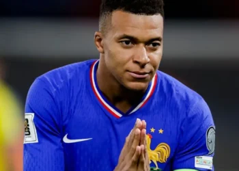 এবার পিএসজির কাছে প্রায় চার হাজার কোটি টাকার ক্ষতিপূরণ দাবি এমবাপ্পের