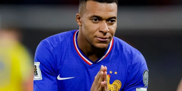 এবার পিএসজির কাছে প্রায় চার হাজার কোটি টাকার ক্ষতিপূরণ দাবি এমবাপ্পের