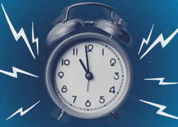 অ্যালার্মে ঘুম ভাঙে? অজান্তেই বাড়াচ্ছেন শরীরের চাপ