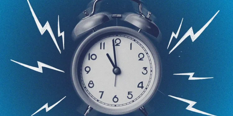 অ্যালার্মে ঘুম ভাঙে? অজান্তেই বাড়াচ্ছেন শরীরের চাপ