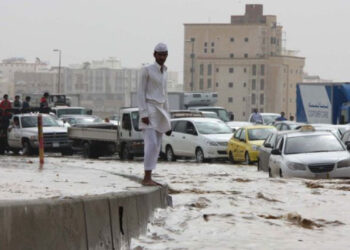 সৌদি আরবে তীব্র ঝড়-বৃষ্টি, বন্যার সতর্কবার্তা