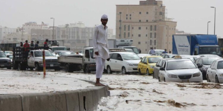 সৌদি আরবে তীব্র ঝড়-বৃষ্টি, বন্যার সতর্কবার্তা