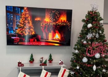 আমেরিকায় ক্রিসমাসের রঙিন প্রস্তুতি শুরু শহরজুড়ে আলোকসজ্জা, বিশাল ট্রি ও লাইট শোতে উৎসবের আমেজ