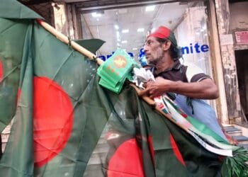 বিজয়ের মাসে লাল-সবুজের ফেরিওয়ালাদের বিক্রি কম, হতাশ মৌসুমী বিক্রেতারা