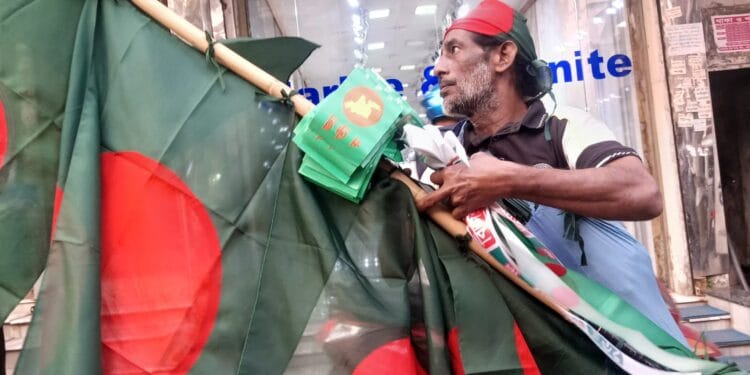 বিজয়ের মাসে লাল-সবুজের ফেরিওয়ালাদের বিক্রি কম, হতাশ মৌসুমী বিক্রেতারা