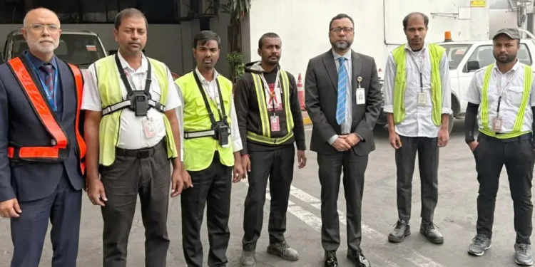 বিমানবন্দরে লাগেজ হ্যান্ডলিংয়ের স্বচ্ছতায় কর্মীদের শরীরে ক্যামেরা