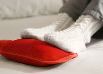 মোজা পরেও পা ঠান্ডা? মারাত্মক কোনো রোগের ইঙ্গিত নাতো