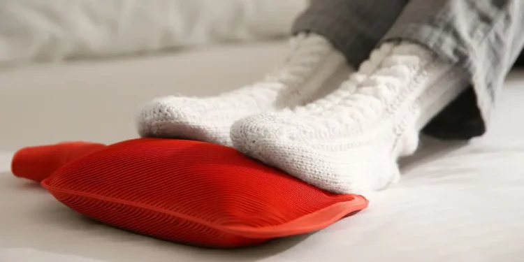 মোজা পরেও পা ঠান্ডা? মারাত্মক কোনো রোগের ইঙ্গিত নাতো