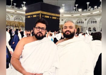 ছেলের সঙ্গে ওমরাহ পালন করলেন ওমর সানী