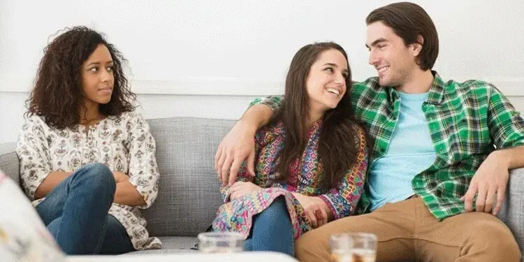 ব্যক্তিগত বিষয়ে নাক গলাচ্ছে বন্ধুরা, যা করতে পারেন