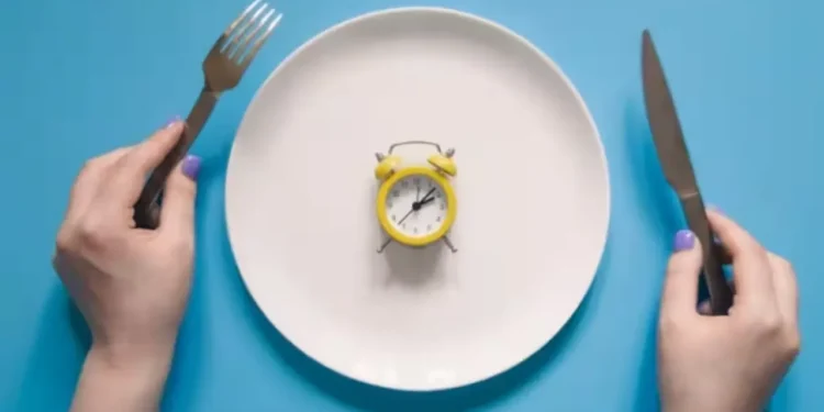 রাতে খাবার বাদ দিলে কি সত্যিই ওজন কমে? জানুন বিশেষজ্ঞের পরামর্শ