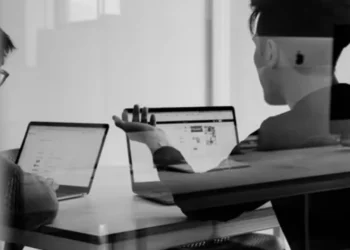 রাত জাগার অভ্যাসে অজান্তেই যে ক্ষতি করছে, বিশেষজ্ঞের সতর্কবার্তা