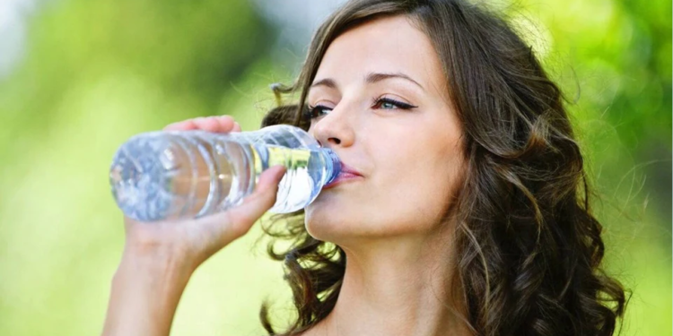 ঢক ঢক করে পানি খান? এই অভ্যাস বদলালে যেসব উপকার পাবেন