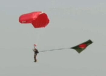 বিজয় দিবসে পতাকা হাতে প্যারাস্যুটিংয়ে বাংলাদেশের বিশ্ব রেকর্ড