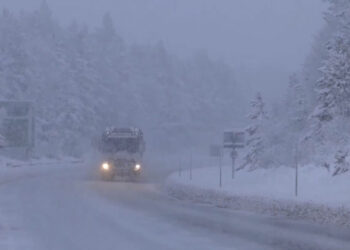 ব্রিটেনের রাস্তায় ৩০ সেন্টিমিটার বরফ, থমকে গেছে জনজীবন