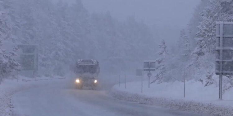 ব্রিটেনের রাস্তায় ৩০ সেন্টিমিটার বরফ, থমকে গেছে জনজীবন