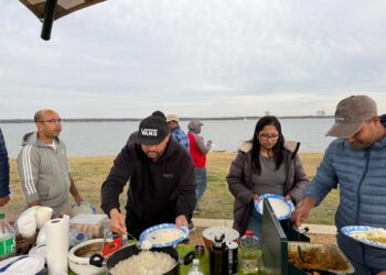 ডালাসের কনকনে শীতে লেকের ধারে বাংলাদেশিদের ‘উষ্ণ’ মিলনমেলা: পরোটা-পিঠায় দেশি স্বাদ