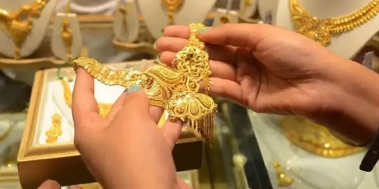 নতুন রেকর্ড গড়ে স্বর্ণের ভরি আড়াই লাখ টাকা ছাড়াল