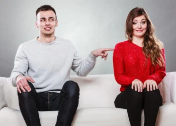 যেসব লক্ষণে বুঝবেন কেউ গোপনে আপনাকে ভালোবাসে