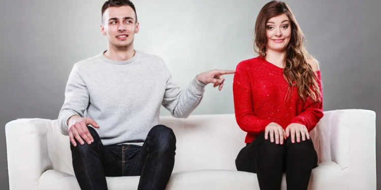 যেসব লক্ষণে বুঝবেন কেউ গোপনে আপনাকে ভালোবাসে