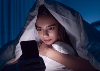 ঘুমের আগে ফোন ব্যবহার, নীরবে বাড়ছে মানসিক ও শারীরিক স্বাস্থ্যঝুঁকি