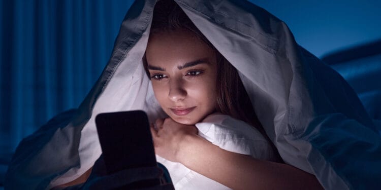 ঘুমের আগে ফোন ব্যবহার, নীরবে বাড়ছে মানসিক ও শারীরিক স্বাস্থ্যঝুঁকি