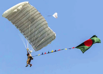 স্কাইডাইভিংয়ে সর্বাধিক পতাকা উড়িয়ে গিনেস রেকর্ড বাংলাদেশের