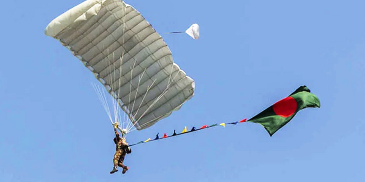 স্কাইডাইভিংয়ে সর্বাধিক পতাকা উড়িয়ে গিনেস রেকর্ড বাংলাদেশের
