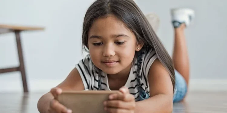 ১৩ বছরের আগে শিশুদের হাতে স্মার্টফোন, বাড়বে ঝুঁকি