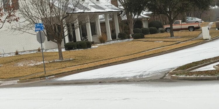 ডালাসে ২০২৬ সালের প্রথম তুষারপাত, ট্রাফিক ও ফ্লাইটে চরম বিঘ্ন