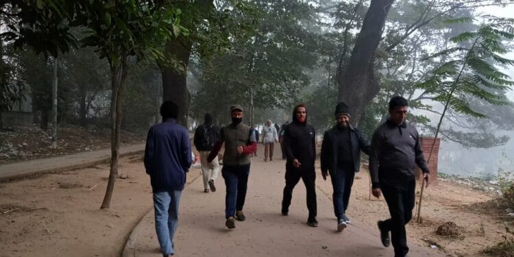 শীতের তীব্রতা উপেক্ষা করে ধানমন্ডি লেকে স্বাস্থ্যসচেতনদের ভিড়