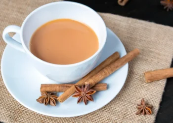 দুধ চা ছাড়া চলেই না? জানুন নিয়মিত খেলে শরীরে কী হতে পারে