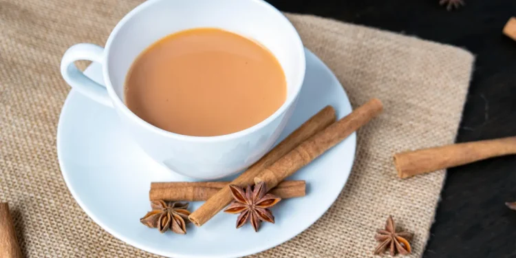 দুধ চা ছাড়া চলেই না? জানুন নিয়মিত খেলে শরীরে কী হতে পারে