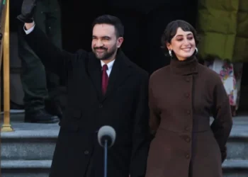 ভাড়া করা পোশাকে নিউইয়র্কের নতুন ফার্স্ট লেডি রামা দুওয়াজির