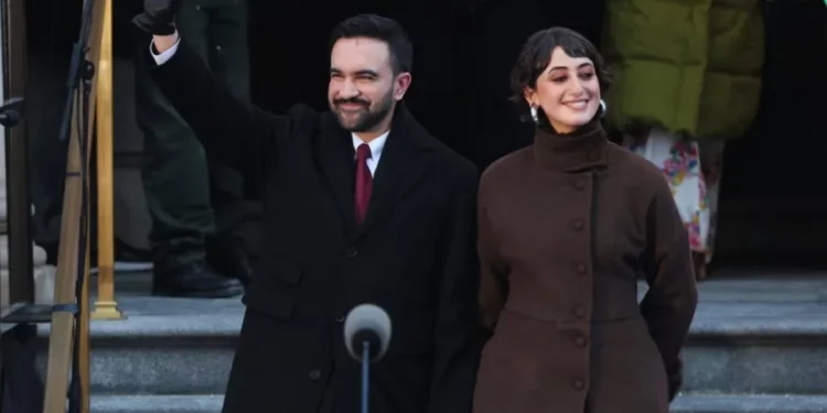 ভাড়া করা পোশাকে নিউইয়র্কের নতুন ফার্স্ট লেডি রামা দুওয়াজির