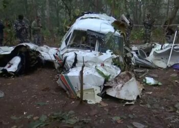 ভারতে এয়ার অ্যাম্বুল্যান্স বিধ্বস্ত, নিহত ৭