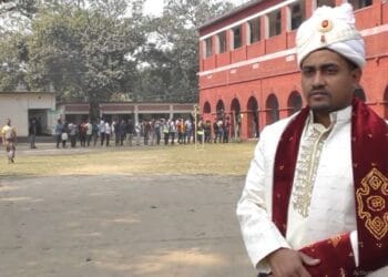 বিয়ের সাজে ভোটকেন্দ্রে বর