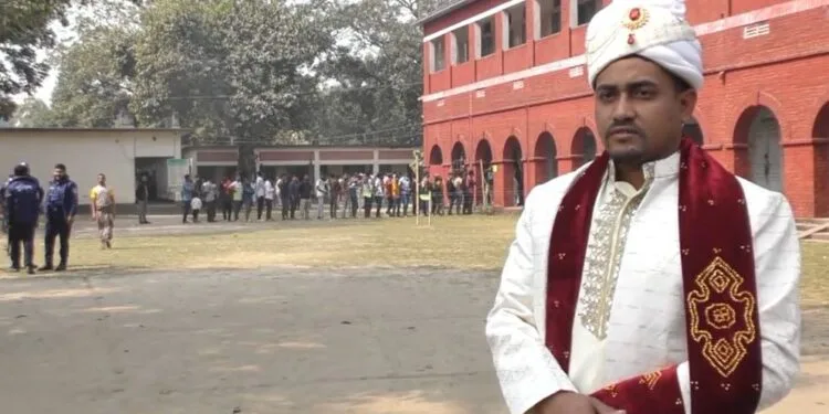 বিয়ের সাজে ভোটকেন্দ্রে বর
