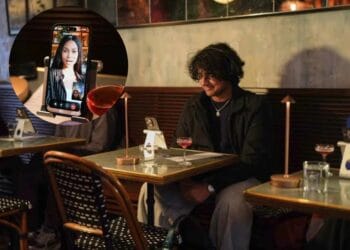 নিউইয়র্কে বিশ্বের প্রথম এআই ডেটিং ক্যাফে, ফোনের সঙ্গেই বাস্তব ডেটের অভিজ্ঞতা।