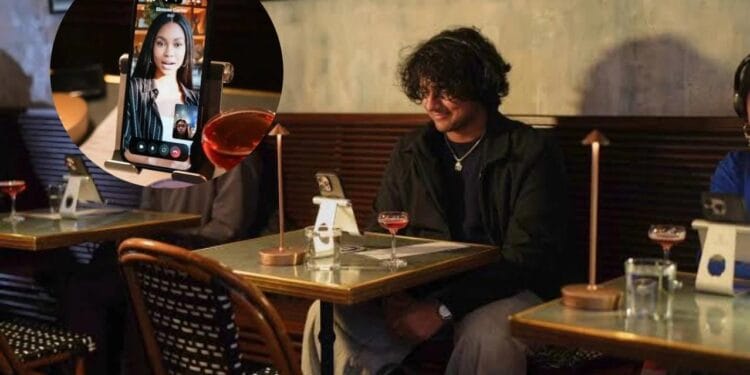 নিউইয়র্কে বিশ্বের প্রথম এআই ডেটিং ক্যাফে, ফোনের সঙ্গেই বাস্তব ডেটের অভিজ্ঞতা।